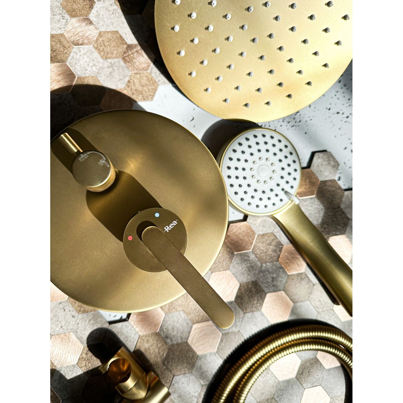Įleidžiamas dušo komplektas Ontario Brush Gold + BOX 4 Įleidžiamas dušo komplektas Ontario Brush Gold + BOX 4