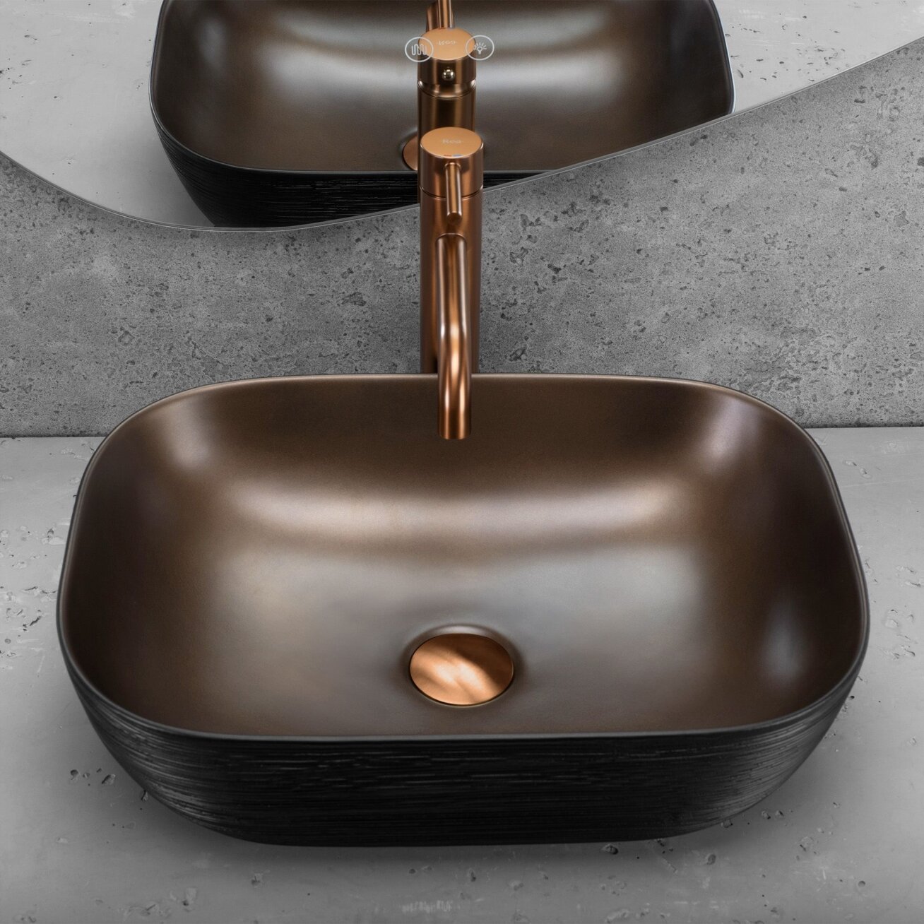 Belinda COPPER BRUSH / Black praustuvas ant stalo 3
